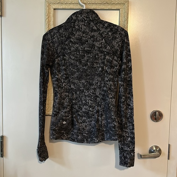 LULULEMON | Outrun the Elements 1/2 Zipper - Picture 13 of 16